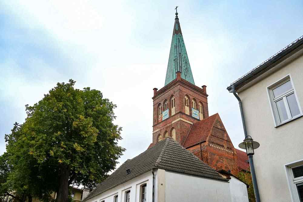 Bergen mit Kirche (depositphotos.com)