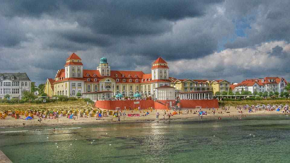 Binz Kurhaus mit vielen Geschäften und Boutiquen in der Nähe