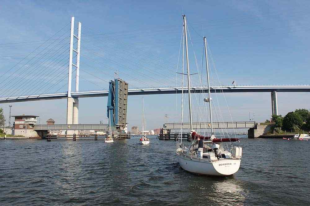 Alter Rügendamm mit neuer Rügenbrücke